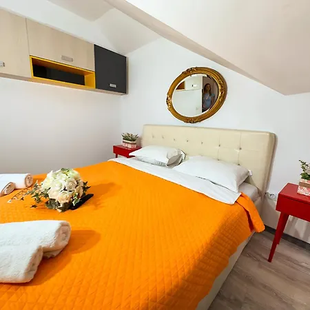 Hamilton Apartment *